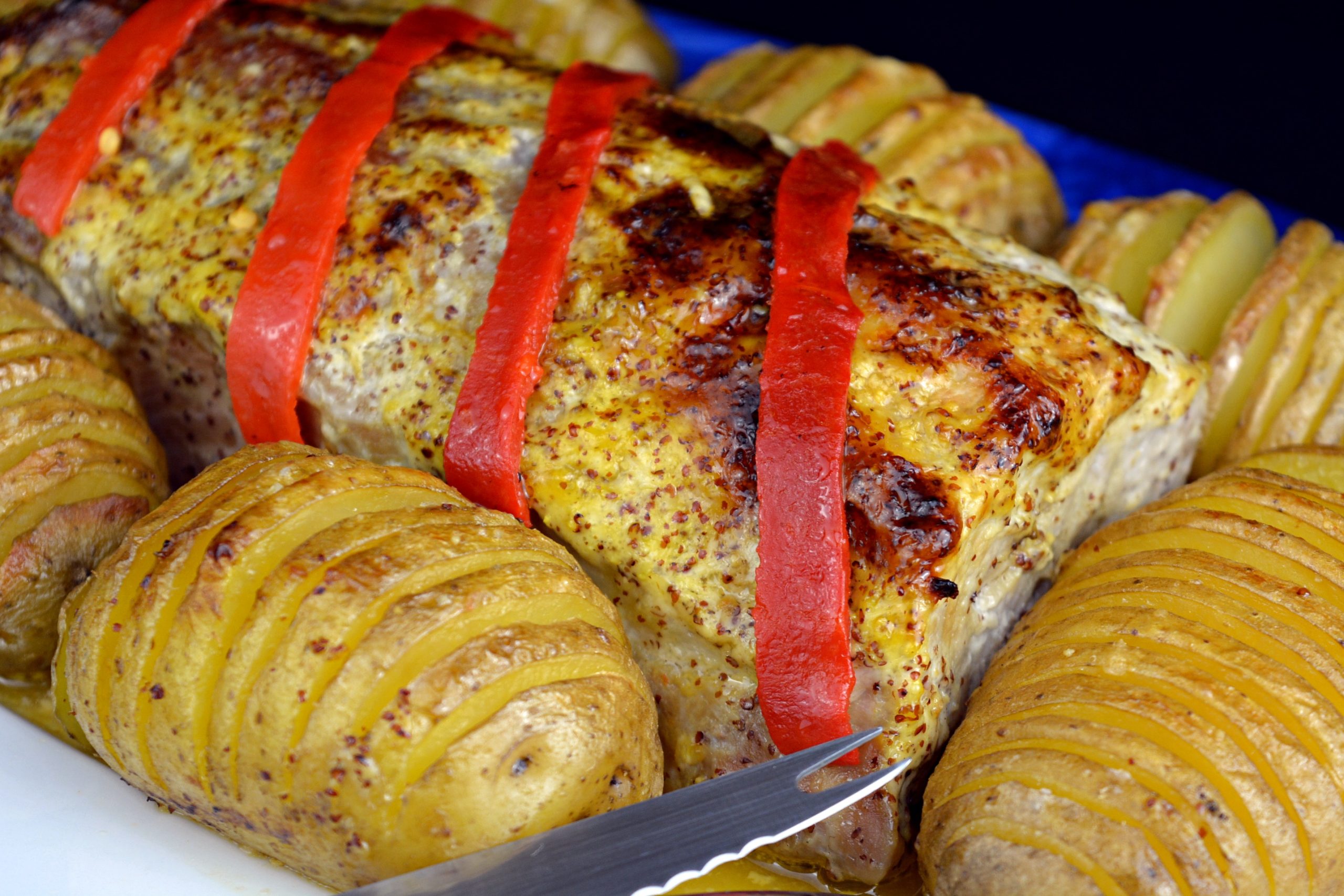 lomo-de-cerdo-al-horno-con-patatas-hasselback