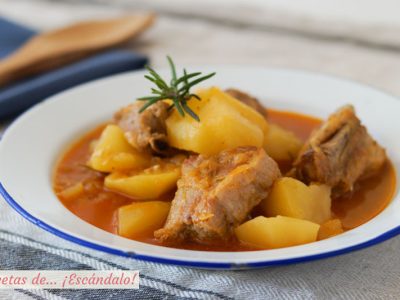 Patatas-con-costillas-de-cerdo.-Receta-de-guisado-tradicional